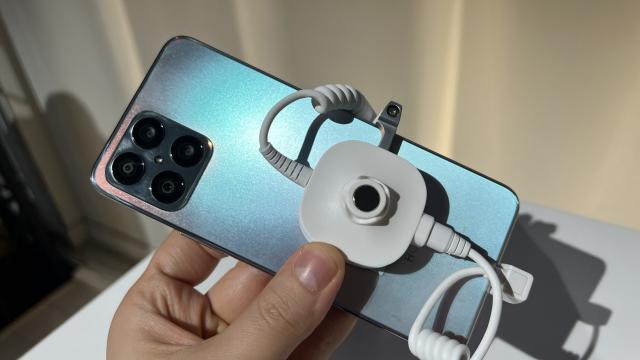 <b>Honor X8 Hands on la debutul Honor în România: bătălia la baionetă pe piaţa 4G continuă </b>Honor a debutat în România în cadrul unui eveniment organizat pe 5 mai 2022 şi am fost acolo pentru a pune mâna pe terminalele sale. E drept, le văzusem şi la MWC 2022 pe fugă, dar acum am avut ceva mai mult timp cu ele