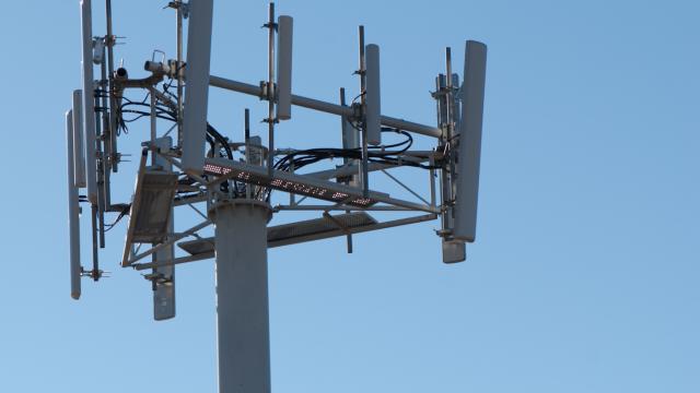 <b>Orange şi Telekom România semnează un contract pentru acces la reţeaua de bandă largă fixă Telekom; Orange pune la bataie serviciile sale 4G/4G+</b>Orange România şi Telekom România au anunţat astăzi semnarea unei înţelegeri, care le aduce celor de la Orange acces la reţeaua urbană de fibră optică a Telekom România, urmând a fi lansate soluţii de comunicare...