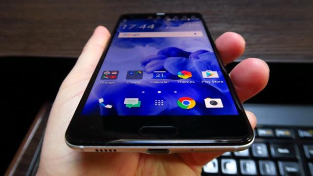 <b>HTC U Ultra Preview: înlocuitorul de flagship, cu extra sticlă cameleonică şi cameră promiţătoare</b>Este momentul ca astăzi să vă prezentăm un nou material de tip preview, de această dată unul pentru flagship-ul HTC U Ultra - un phablet generos am spune care se remarcă prin câteva elemente cheie regăsite mai ales la exterior. Ne referim la design-ul