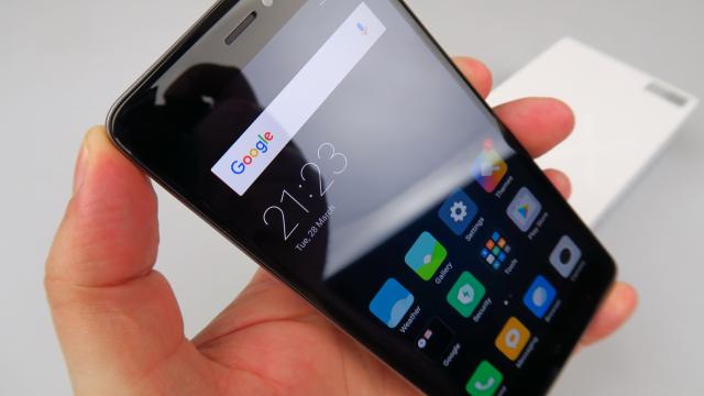 <b>Xiaomi Redmi Note 4X Unboxing: scoatem din cutie un phablet metalic cu baterie generoasă, preţ bun (Video)</b>A trecut ceva vreme de la ultimul terminal Xiaomi testat de noi şi iată că revenim cu un unboxing al unui model din seria Redmi. E vorba despre Xiaomi Redmi Note 4X, un phablet de 5.5 inch cu preţ accesibil de doar 239 dolari la GearBest.com.