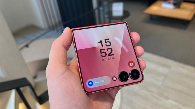 <b>Preț și disponibilitate Samsung Galaxy Flip7 în România</b>Dacă vrei cel mai nou pliabil vertical de pe piață atunci de astăzi ai la dispoziție Galaxy Z Flip7 care marchează un pas important pentru Samsung, cu upgrade uriaș la nivel de estetică și dimensiuni. Toate detaliile sunt în articolul