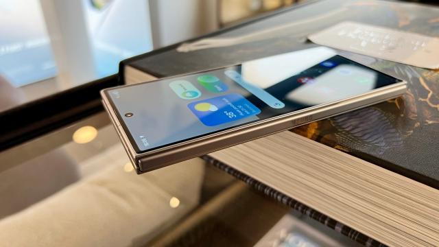 <b>Preț și disponibilitate Samsung Galaxy Z Fold7 în România </b>Samsung are de astăzi un nou pliabil de top în portofoliu și este răspunsul la toate cerințele fanilor din ultimii ani - un Fold subțire, cu ecran mai mare și construcție premium. Fix asta livrează Galaxy Z Fold7 și noi l-am descoperit