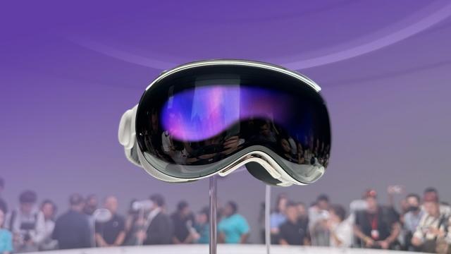 <b>Apple ar putea lansa Vision Pro 2 până la finalul acestui an; Computerul spațial primește upgrade-uri importante</b>Vision Pro, așa-zisul „computer spațial” prezentat de către Apple în 2024, pare că va primi un succesor chiar în acest an. Vorbim de fapt despre o cască de realitate extinsă foarte scumpă pe care Apple pare că se va axa în viitorul apropiat