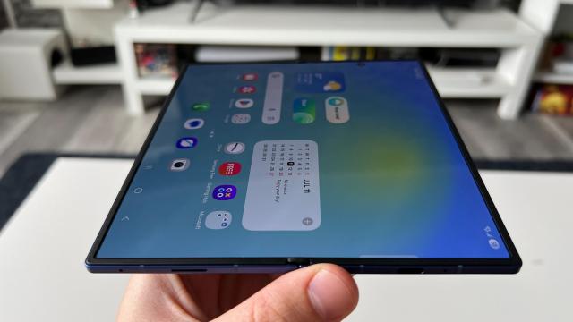 <b>Se concretizează ceea ce bănuiam la lansarea Z Fold7; Apple pregătește un iPhone pliabil cu panouri Samsung fără cută</b>Acum două zile, colegul nostru Mihai observa în editorialul despre lansarea Galaxy Z Fold7 și Z Flip7 că Samsung a reușit, în sfârșit, să elimine aproape complet cuta de pe ecran. Iar acest detaliu nu e doar relevant pentru utilizatori, ci și pentru Apple