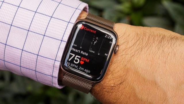 <b>Apple testează un AI care analizează comportamentul utilizatorilor de Apple Watch pentru a detecta probleme de sănătate</b>Apple lucrează la un sistem AI capabil să detecteze probleme de sănătate plecând de la obiceiurile zilnice ale utilizatorilor de Apple Watch, nu doar de la senzorii clasici. Un nou model testat intern - Wearable Health Behavior Foundation Model (WBM)