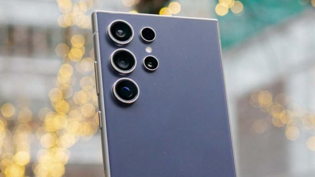 <b>A apărut un zvon cel puțin interesant despre Galaxy S26 Ultra; Samsung ar putea înlocui senzorul ISOCELL de 200MP cu o opțiune Sony de 1/1.1"</b>Mișcare neașteptată, dar logică din partea Samsung: compania ar putea renunța la propriul senzor ISOCELL de 200 MP pe viitorul Galaxy S26 Ultra, în favoarea unei opțiuni dezvoltate de Sony. Informația vine de la FocalDigital pe Weibo și e susținută de..