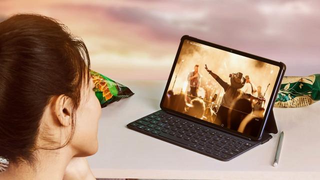 <b>Preț și disponibilitate Huawei MatePad 10 (2022) în România</b>Finalul lunii martie a marcat și lansarea noii tablete Huawei MatePad 10 (2022), un model accesibil care pune la bătaie un ecran generos, suport pentru stylus și un sistem stereo cu 4 difuzoare Harman Kardon. Cei interesați de achiziția