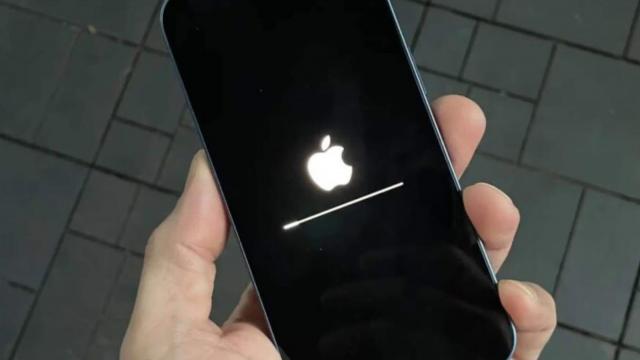 <b>iPhone-urile dau crash dacă scrii aceste 4 caractere; Iată cel mai nou bug din iOS</b>Apple se confruntă cu un bug nou pe iPhone-uri, unul care duce la apariţia unei erori de funcţionare. Se întâmplă doar dacă scrii 4 caractere pe tastatura şi asta când te afli în Spotlight Search sau App Library. Despre ce e vorba aflaţi