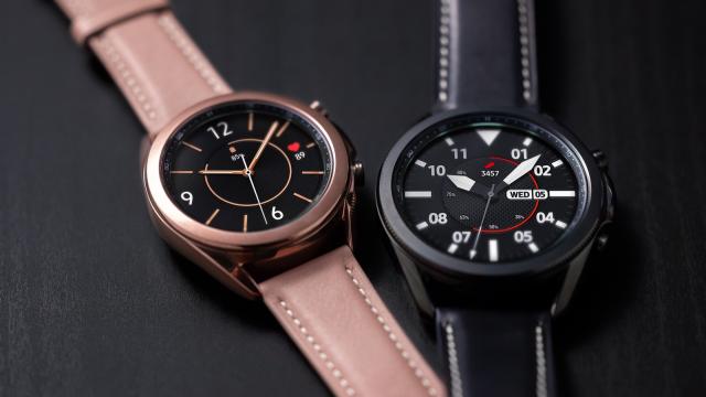 <b>Samsung Galaxy Watch 3 devine oficial; Sosește în variante de 41 și 45mm și are inel rotativ pentru interacțiune </b>Nu doar telefoanele Galaxy Note 20 au fost în centrul atenției astăzi, ci și ceasurile Galaxy Watch 3 anunțate la rândul lor în cadrul evenimentului Samsung Unpacked 2020 care tocmai ce s-a încheiat