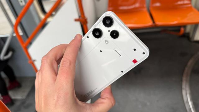 <b>Nothing Phone (3a) Lite: Design cu elemente asimetrice, transparent și cu un pui de iluminare Glyph</b>Chiar dacă vorbim despre o serie de telefoane, Phone (3a) Lite se diferențiază vizual față de celelalte modele din jurul său și mă refer aici la Phone (3a) și la Phone (3a) Pro. Are un modul diferit de cameră, sau mai bine zis pune camerele