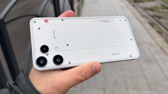 <b>Nothing Phone (3a) Lite: Hardware în strânsă legătură cu particula Lite, ecran mare și microSD</b>Pe partea hardware, Nothing Phone (3a) Lite se conformează denumirii adoptate. Avem un pachet de buget și cam la așa dotări te aștepți de la un telefon de 1300-1400 de lei. Are ecran mare AMOLED FHD+ 120Hz de 6.77 inch, cu protecție