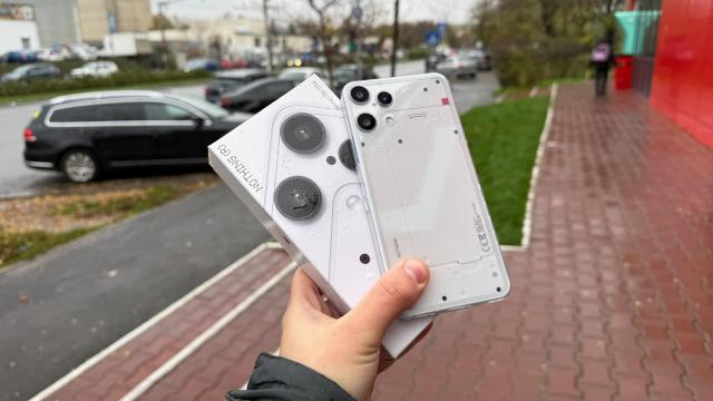 <b>Nothing Phone (3a) Lite: Baterie clasică de 5000 mAh, eficientă la utilizare continuă</b>Nothing Phone (3a) Lite ne aduce o baterie de 5000 mAh la bord, capabilă de încărcare la 33W pe fir și cu micul avantaj că poate alimenta și alte device-uri prin cablu la 5W, util dacă vrei să încarci telefonul unui alt prieten