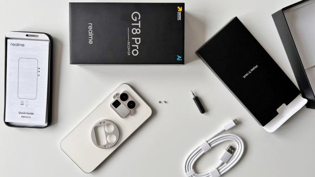 <b>realme GT 8 Pro Unboxing: cine este Ricoh, 4 milioane de puncte în AnTuTu şi cel mai ieftin Snapdragon 8 Elite Gen 5</b>Înciudat că în România nu prindem versiunea Aston Martin F1 Aramco de realme GT 8 Pro am purces la unboxing-ul ediţiei... standard. Nu că ar fi ceva rău: e cel mai ieftin telefon cu procesor Snapdragon 8 Elite Gen5, titlu furat