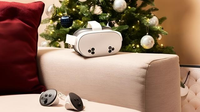 <b>RESIGILATUL ZILEI #112: Meta Quest 3S – ochelari VR cu realitate mixtă, imagine clară și sunet spațial captivant; cadoul perfect de sărbători</b>Suntem la episodul #112 din seria „RESIGILATUL ZILEI”, unde scoatem în față acele produse care oferă tehnologie de top la un preț considerabil mai mic. Astăzi am găsit un gadget care este, fără exagerare, unul dintre cele mai cool cadouri tech