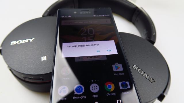 <b>Căşti Sony MDR-XB950BT Review: căşti over the head cu extra bas, design confortabil</b>Odată cu Sony Xperia XZ şi Xperia X Compact am primit la teste şi căştile Sony MDR-XB950BT, dar nu lăsaţi numele ăsta complex să vă sperie. E vorba despre un headset over the head, pe care Vodafone România îl oferea cadou cu Xperia XZ la precomanda...