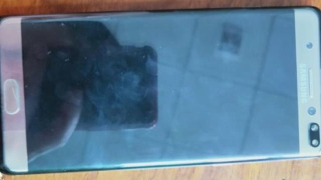 <b>Protecţia de ecran a lui Samsung Galaxy S10+ este aplicată peste Galaxy Note 7 şi se potriveşte aproape perfect</b>Am văzut în ultima vreme multiple protecţii de ecran scăpând pentru telefoanele din seria Galaxy S10. Fie că e vorba despre Samsung Galaxy S10, Galaxy S10 Lite sau Galaxy S10+, toate au apărut online. Ei bine una dintre acele scăpări