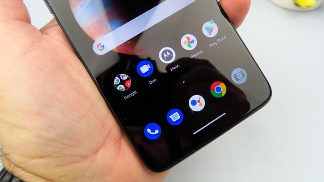 <b>Motorola Moto G9 Plus: OS, UI, aplicaţii stock, cu Android 10 în centru</b>Motorola Moto G9 Plus rulează un Android 10 stock, aşa cum ne-au obişnuit telefoanele Motorola până acum. Nu mai sunt surprize, asta e sigur. Pe homescreen-ul din stânga avem Google News, iar interfaţa este una vanilla/stock