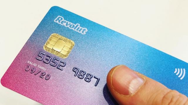 <b>Revolut debutează în România luna viitoare, ca alternativă digitală la bănci</b>De luna viitoare va debuta pe plan local și platforma de plăți Revolut, serviciu care vine pe post de alternativă digitală la banci și care sună destul de bine la prima vedere. Ce presupune acesta și care sunt costurile pe care utilizatorii trebuie