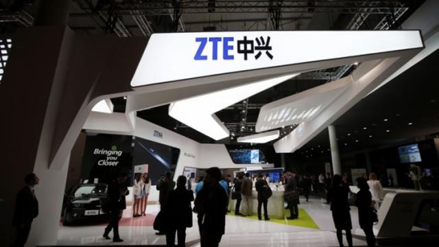 <b>ZTE are interdicţie la aplicaţii şi servicii Android în SUA; Marea Britanie le-a pus de asemenea gând rău</b>Autoritățile din SUA le-au pus gând rău celor de la ZTE, astfel că în ultimele 24 de ore firma chineză a încasat și o interdicție la aplicațiile și serviciile Android în această țară. Și pentru ca peisajul să fie complet, aflăm că și Marea Britanie