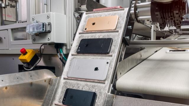 <b>Daisy este cel mai nou robot Apple care se ocupă cu reciclarea componentelor de pe iPhone</b>Pentru a marca Ziua Pământului ce are loc pe data de 22 aprilie, cei de la Apple prezintă astăzi robotul Daisy, acesta fiind succesorul lui Liam - robot dezvăluit în 2016 care a avut rolul de dezasamblare a terminalelor iPhone cu scopul de