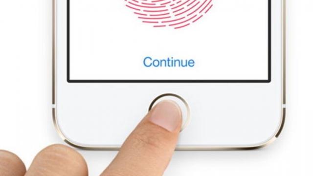 <b>Scanare de amprente şi după moarte: poliţia din SUA face un raid la pompele funebre pentru a autentifica un utilizator de smartphone decedat</b>Cu siguranță ați văzut un film în care cineva taie degetul unui personaj cu scopul de a se autentifica în baza de date inamică și a fura secretele companiei respective. Fix o asemenea situație s-a petrecut acum în realitate în Florida acolo unde