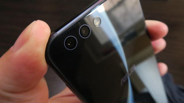<b>ASUS ZenFone 4 (ZE554KL): Cameră mai bună decât la ZenFone 3, dar nu la înălţime de flagship</b>ASUS ZenFone 4, nu doar telefonul ci întreaga serie este orientată complet spre cameră. La urma urmei smartphone-urile acestea noi au venit sub motto-ul "We Love Photo", cu mare accent pus pe hardware-ul şi software-ul optic proaspăt implementat de ASUS.