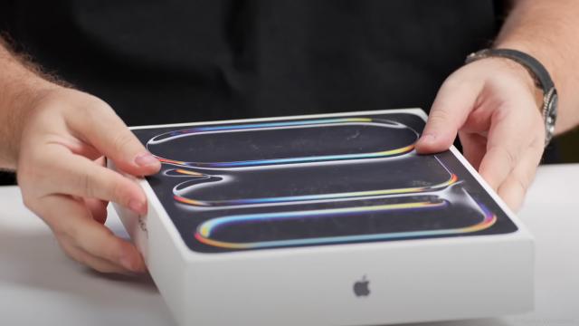 <b>Noua tabletă Apple iPad Pro cu procesor M5 primește unboxing înainte de anunțul oficial; Avem și rezultate GeekBench</b>Se așteaptă ca în această lună octombrie cei de la Apple să vină cu noutăți și în zona de tablete, iar în pole-position pentru lansare se află modelul iPad Pro cu procesor M5 la bord - o tabletă care apare timpuri online. Nu vorbim despre