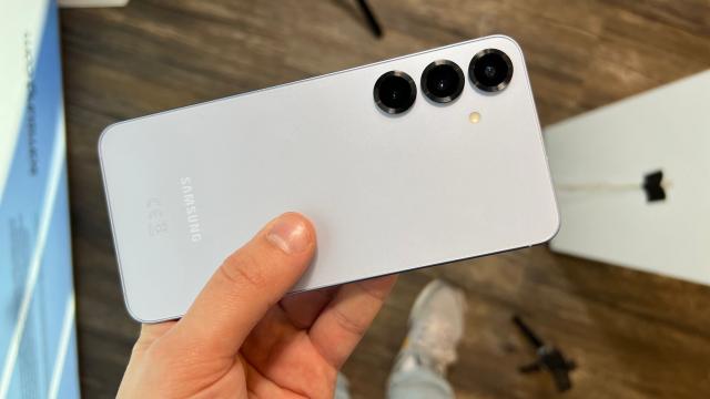 <b>Samsung încă nu a decis soarta lui Galaxy S26+; După zvonuri legate de renunțarea la modelul plus, acum ar fi iar în cărți</b>Este o adevărată telenovelă povestea lui Galaxy S26+, un telefon a cărui soartă încă nu a fost decisă de către sud-coreenii de la Samsung. S-a tot vehiculat faptul că se va renunța la această variantă Plus odată cu seria S26 din 2026