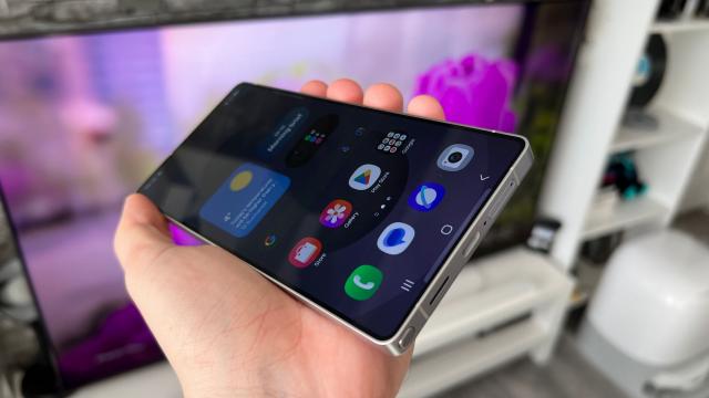 <b>Samsung Galaxy S26 Ultra va bloca privirile curioșilor asupra ecranului tău, prin funcția Privacy Display</b>Printre numeroasele vești care nu anunță mari upgrade-uri pentru Galaxy S26 Ultra iată că se mai strecoară și ceva pozitiv astăzi, moment în care aflăm de la utilizatorul de X.com @achultra detalii despre o funcție interesantă pentru