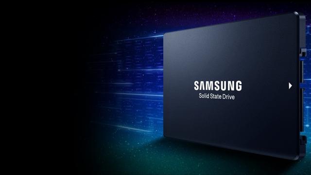 <b>Samsung va crea în următorii 10 ani SSD-uri de capacitate ridicată, de până la 1000 TB (1 PB)</b>Stocarea e în general scumpă, iar componentele actuale nu depășesc prea des 10-12 TB, dacă vorbim despre HDD-uri. Nici hardware-ul laptopurilor sau PC-urilor nu ne permite să adăugăm prea multă stocare, motiv pentru care încă apelăm la soluții de cloud