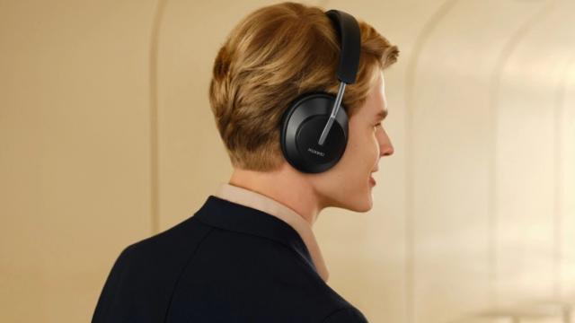 <b>Huawei prezintă căștile wireless FreeBuds Studio, model over-ear premium cu sistem ANC avansat și 24 ore autonomie </b>Pe lângă cele 4 noi telefoane prezentate astăzi (Mate 40, Mate 40 Pro, Mate 40 Pro+, Mate 40 RS Porsche Design), cei de la Huawei au introdus în portofoliu și căștile over-ear FreeBuds Studio