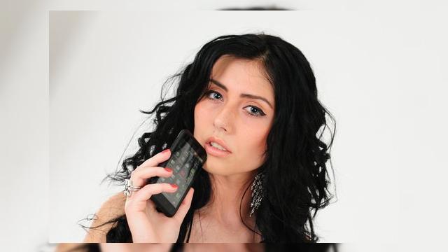 <b>Noua MobiGirl, Oana Petrariu și HTC Incredible S, o experiență de neuitat</b>Iată un nou episod al seriei noastre MobiGirl, astăzi cu Oana Petrariu, impresionată plăcut de HTC Incredible S. Recenzia terminalului o puteți vedea aici, iar dacă sunteți curioși ce alte fete au mai prezentat smartphone-uri de ultimă oră...