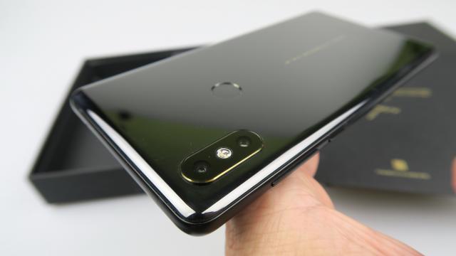 <b>Xiaomi Mi MIX 2S Unboxing: Spate ceramic şi puterea lui Snapdragon 845, cu dedicaţie de la fondatorul Xiaomi (Video)</b>Pe final de lună noiembrie scoatem din cutie un smartphone deosebit și anume Xiaomi Mi Mix 2s, primul telefon cu spate din ceramică pe care îl testăm aici la Mobilissimo. Vedem ce se află în cutie, ce mesaj special primim din partea lui