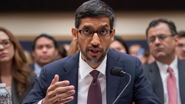 <b>CEO-ul Google a trebuit să reamintească Congresului SUA că Google nu produce iPhone-uri</b>E știut faptul că politicienii americani, deputați și congressmeni nu prea le au cu tehnologia. Am văzut asta cel mai bine în cadrul audierilor lui Mark Zuckerberg la început de an. Acum aceiași membri ai Congresului și-au dat în petec, de această