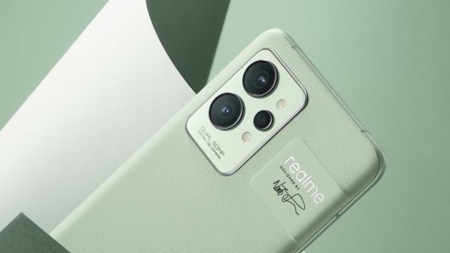 <b>Preț și disponibilitate realme GT2 Pro în România</b>În cadrul târgului de tehnologie Mobile World Congress 2022 a fost prezent și realme care a anunțat acolo lansarea globală a telefoanelor realme GT2 și realme GT2 Pro, cu mențiunea că vor ajunge oficial pe piața din România începând cu 15