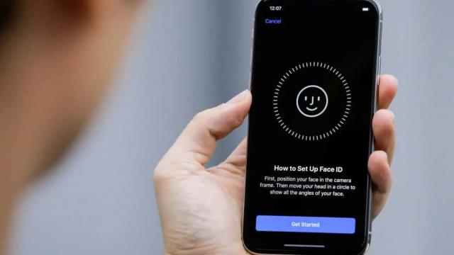 <b>iOS 15.4 va sosi săptămâna viitoare, în varianta finală, cu deblocare Face ID și cu masca pe față</b>După evenimentul Apple de pe 8 martie au început să apară şi crâmpeie de informaţii care nu au apucat să fie detaliate pe scenă. Astfel aflăm că Apple e în sfârşit gata să lanseze varianta finală a lui iOS 15.4, care stătea în faza beta din