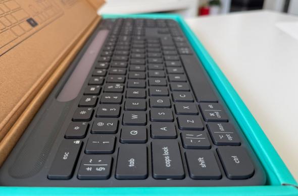 Logitech Signature Slim Solar+ K980 - Unboxing: Logitech (9).jpg