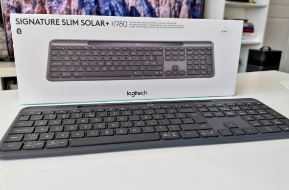 Logitech Signature Slim Solar+ K980 - Unboxing: Logitech (16).jpg