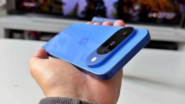 <b>Google Pixel 10: Baterie cu creştere binevenită de capacitate, dar nu bate Pixel 9</b>Pixel 10 e greu de comparat cu alte telefoane, pentru că ele au fie 6.5 inch în diagonală, fie 6.8 sau 6.9 inch, sau 6.1 inch. Noroc cu Apple şi Samsung că au crescut diagonalele modelelor de bază Galaxy S şi iPhone
