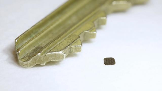 <b>Nevăzătorii pot rezolva un rebus mulţumită acestui implant sub retina: PRIMA, de la fostul șef Neuralink</b>În vreme ce Neuralink se laudă că ne va oferi o interfaţă între creier şi computer, au fost făcute şi progrese în a le reda nevăzătorilor vederea, prin sisteme similare. În cazul de azi vorbim despre un implant care generează „vedere artificială"