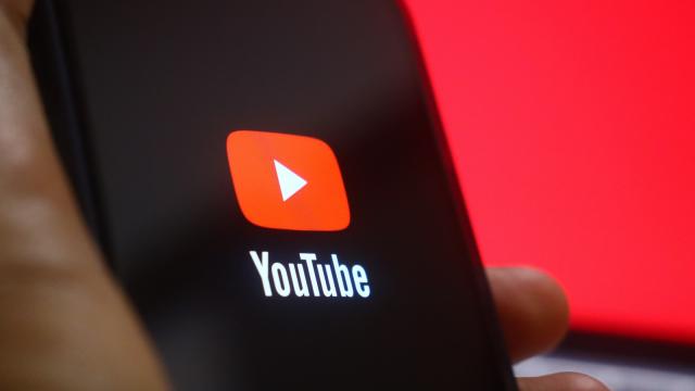 <b>Gata cu doomscrolling-ul! YouTube adaugă limită de timp pentru Shorts</b>YouTube a început să implementeze o funcție nouă în aplicația mobilă. Utilizatorii îsi pot pune acum limită de timp zilnică pentru vizionarea Shorts. E o funcție tare utilă, mai ales că doomscrolling-ul a luat amploare. Detalii avem mai jos!