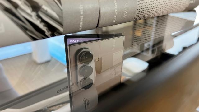 <b>Va ajunge smartphone-ul triplu pliabil Samsung și în România? Aflăm ţările în care se vinde Galaxy TriFold</b>Samsung lucrează de ceva vreme la primul său telefon triplu pliabil şi azi aflăm că el se va lansa limitat. Mă refer disponibil doar în anumite regiuni de pe glob. Se pare că România nu e pe listă. Aparent nici SUA nu a ajuns pe listă, conform