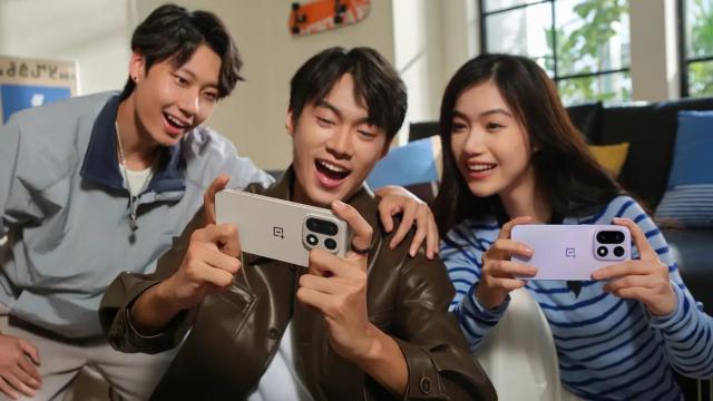 <b>OnePlus 15 acum oficial! Un OPPO Find X9 Pro fără Hasselblad, dar cu Snapdragon 8 Elite Gen5 și mai de gaming</b>OnePlus a ales începutul de săptămână pentru a-și lansa noul flagship numit OnePlus 15, un terminal care are destule în comun cu OPPO Find X9 Pro la nivel vizual, dar nu și procesorul. Dacă fratele mai "Hasselblad" are Dimensity