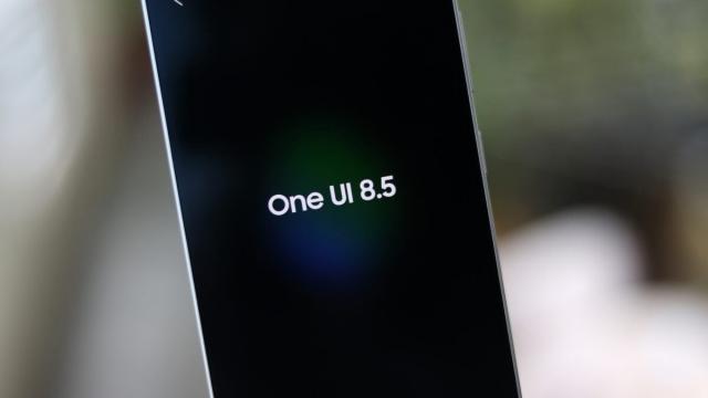 <b>Samsung întârzie lansarea One UI 8.5; Schimbările din seria Galaxy S26 în spatele deciziei</b>Samsung plănuia să înceapă testarea beta pentru interfața One UI 8.5 în luna noiembrie a acestui an. Totuși, pare că planurile s-au schimbat între timp. Conform unui tipster de pe X, programul beta a fost amânat din cauza modificărilor de strategie
