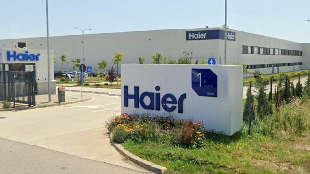 <b>Haier își vinde fabrica de frigidere de lângă Ploiești; Investiție de peste 70 de milioane de euro, acum scoasă la vânzare</b>Fabrica de frigidere Haier din Ariceștii Rahtivani, județul Prahova, e oficial pe piață. Chinezii au decis să iasă complet din România după ce, la începutul anului, au anunțat închiderea operațiunilor de producție. Acum caută cumpărător