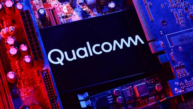 <b>Qualcomm intră în cursa AI pentru centrele de date; Vrea o felie din piața dominată de NVIDIA, cu cipuri eficiente și mai ieftine</b>Qualcomm tocmai a anunțat oficial că va intra pe piața cipurilor AI destinate centrelor de date, unde NVIDIA domină cu aproape 90% cotă de piață. Primul cip din noua serie, Qualcomm AI200, va fi disponibil comercial în 2026, urmat de AI250 în 2027