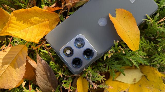 <b>Motorola edge 70: Hardware de smartphone slim cu pretenții, baterie mai mare decât iPhone Air, S25 Edge</b>Cum se prezintă Motorola edge 70 în materie de hardware față de predecesor? Ai zice că are o baterie mult mai mică în comparație cu edge 60 și ai săi 7.9 mm, doar că diferența nu e atât de mare. În corpul său de doar 6 mm grosime