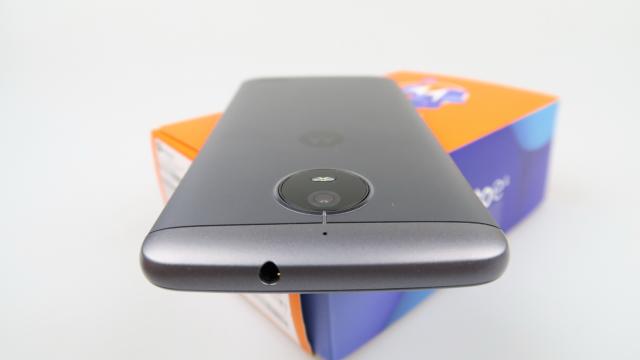 <b>Motorola Moto E4 Unboxing: nu uităm de entry-level, chiar dacă a trecut ceva vreme (Video)</b>Cum toată lumea vrea să vadă cel mai nou şi cel mai tare flagship primul, deseori nu prea apucăm să testăm telefoane entry level, ceea ce e mare păcat, pentru că unele sunt chiar interesante. Unul dintre cele mai solicitate astfel de telefoane la review..