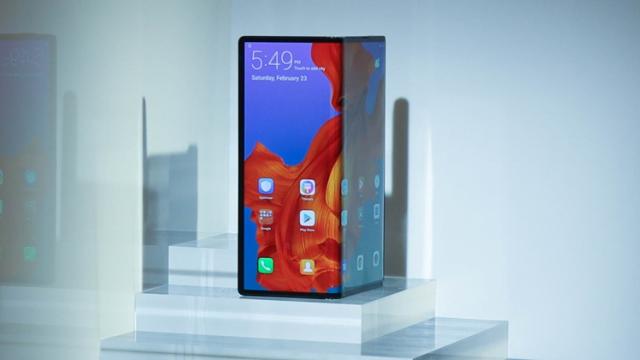 <b>Huawei contestă calitatea adezivului folosit de BOE pentru display-ul lui Mate X; Solicită schimbarea actualului furnizor 3M</b>După cum bine știți cei de la Huawei au optat încă de anul trecut pentru panouri OLED devoltate de către compania chineză BOE Display, asemenea soluții fiind integrate atât pe Mate 20 Pro, dar și pe terminale mai