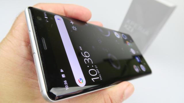<b>Sony Xperia XZ3, display-ul rupe blestemul P-OLED-urilor</b>În ultimul an telefoanele cu ecran P-OLED au avut de suferit pentru această alegere şi mă gândesc aici în special la Pixel 2 XL şi Nokia 8 Sirocco. Se puteau alege panouri mai inspirate, asta e sigur. Cumva Sony Xperia XZ3 rupe blestemul P-OLED-urilor..
